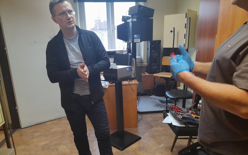 Oświęcim. Aktor serialu „Detektywi” zapoznawał się z pracą technika kryminalistyki