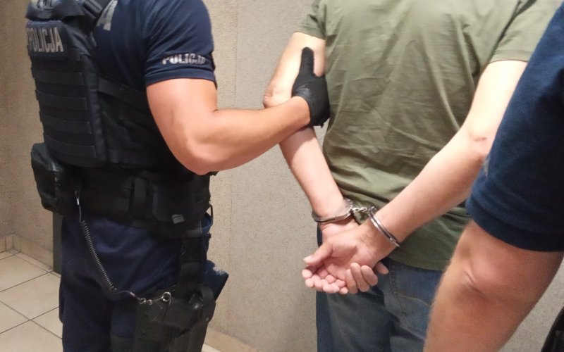 Oświęcim. Policjanci przedstawili ponad 200 zarzutów dealerowi narkotykowemu