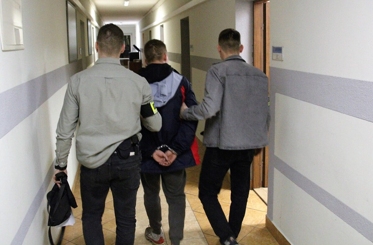 Oświęcim. Policjanci zatrzymali 19-latka podejrzanego o usiłowanie oszustwa metodą „na legendę”. Działał we współpracy z szajką oszustów zatrzymanych w Krakowie.