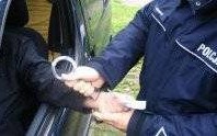 Brzezinka. Sprawca wykroczeń drogowych, aby uniknąć mandatu i punktów karnych, próbował przekupić policjantów.