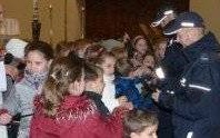 Oświęcim, Brzeszcze, Kęty. Caritas Diecezji Bielsko - Żywieckiej oraz policjanci, we wspólnej, odblaskowej akcji „Święć przykładem, nie tylko w Adwencie”