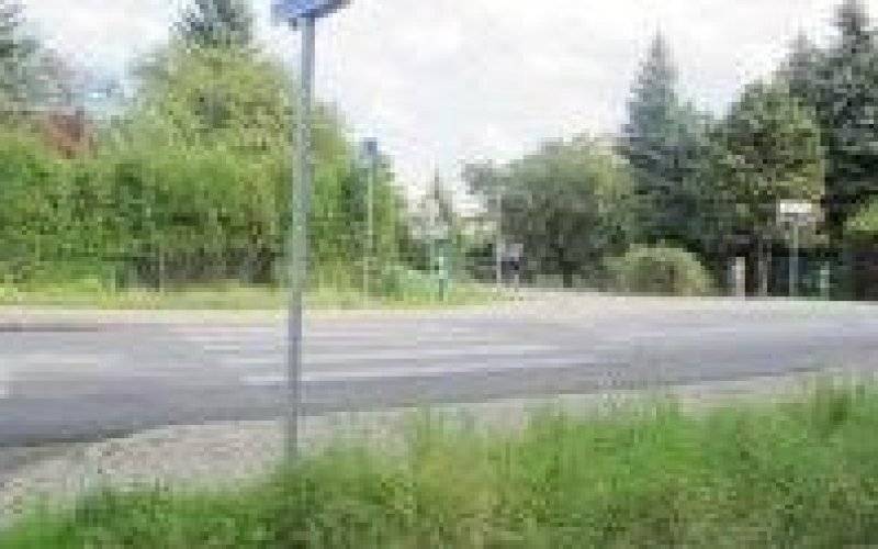Oświęcim, Grojec. Policjanci prowadzą poszukiwania kierowcy mercedesa, który potrącił pieszego, a następnie odjechał