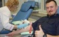Oświęcim. Mikołajkowy, cenny dar od policjantów, w ramach akcji krwiodawstwa „Nasza krew – nasza Ojczyzna”