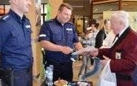 Oświęcim. „Targi seniora”. Dzielnicowi prezentowali realizowane przez Policję programy prewencyjne i rozmawiali z seniorami na temat bezpieczeństwa