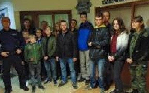 Oświęcim. Młodzi strażacy ochotnicy z Poręby Wielkiej z wizytą u policjantów