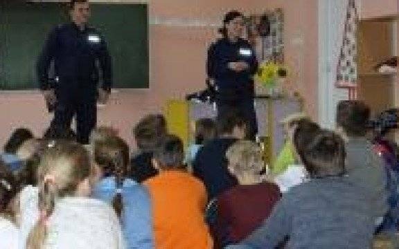 Powiat oświęcimski. Realizując zadania w ramach akcji „ Bezpieczne Ferie 2019”, policjanci przypominają o rozsądnym i bezpiecznym korzystaniu z wolnego czasu