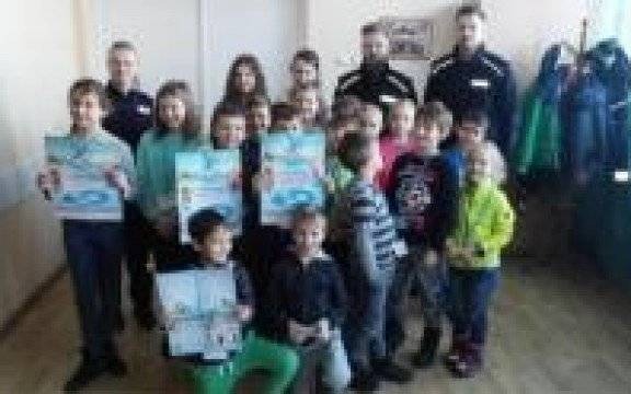 Brzeszcze. „Bezpieczne Ferie 2019”. Dzielnicowi rozmawiali o bezpieczeństwie z uczestnikami półkolonii w Ośrodku Kultury w Brzeszczach.