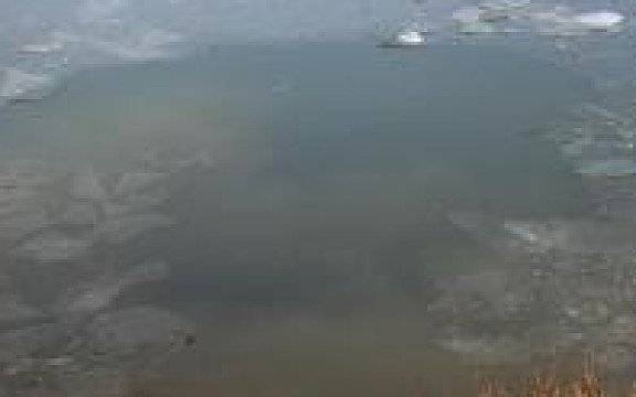 Oświęcim. Dzieci na topniejącym lodzie. Wzorowa reakcja mieszkańców Broszkowic. Apel do rodziców.