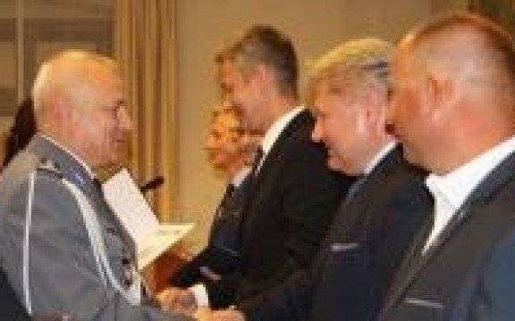 Oświęcim. Burmistrz Chełmka wręczył promesę na przekazanie działki pod budowę parkingu