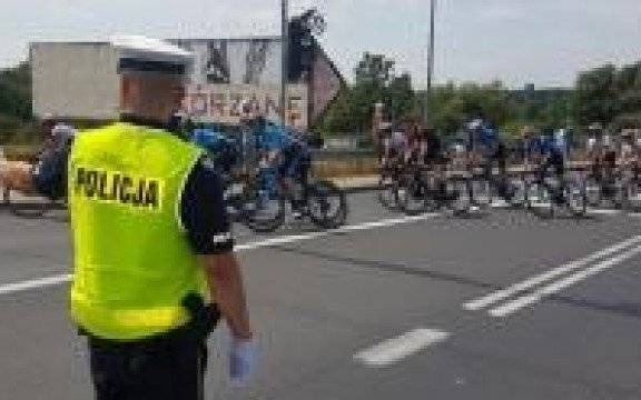 Powiat oświęcimski. Policjanci i strażacy zabezpieczali przejazd kolarzy 76. Tour de Pologne 2019