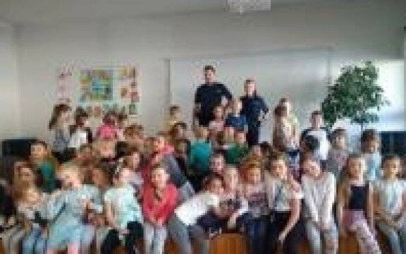 Brzeszcze. Dzielnicowi z profilaktyką w szkole: informują, przestrzegają, radzą