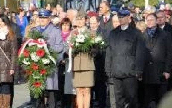 Oświęcim. Oddali hołd i dbali o bezpieczeństwo podczas obchodów 101. Rocznicy Odzyskania Niepodległości przez Polskę.