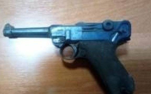 Zator. Policjanci zabezpieczyli pistolet z 1918 roku