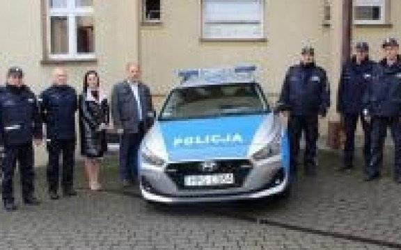 Kęty. Policjanci otrzymali nowy radiowóz. Będzie służył dzielnicowym w kontaktach ze społeczeństwem.