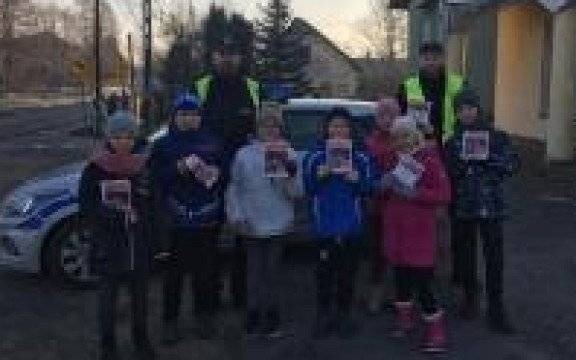 Powiat oświęcimski. „Bezpieczny pieszy, to świadomy pieszy”. Policjanci i uczniowie promowali bezpieczeństwo pieszego w ruchu drogowym.