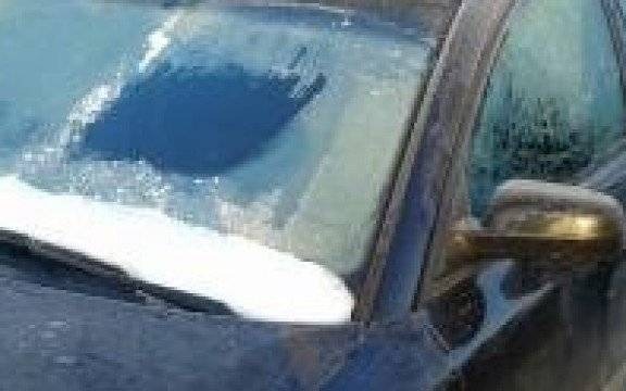 Gmina Chełmek. Tafla lodu spadła z dostawczaka. Policjanci przypominają o obowiązku odpowiedniego przygotowania samochodu do jazdy.