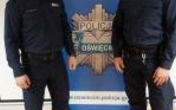 Chełmek. Policjanci wynieśli mężczyznę z zadymionego mieszkania