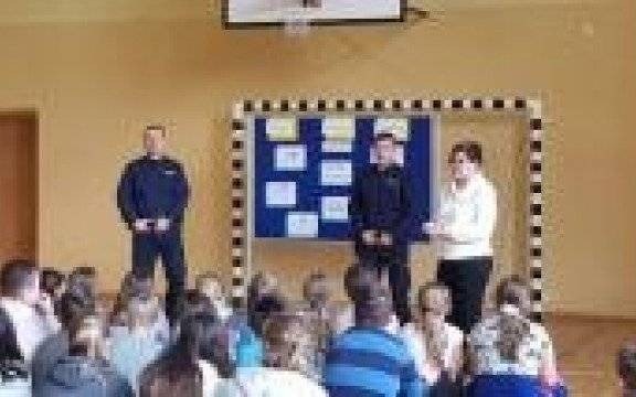 Oświęcim. „Aby Dzień Bezpiecznego Internetu, trwał cały rok”. Działania policjantów podnoszą świadomość małoletnich, a rodziców motywują do zwrócenia uwagi na bezpieczeństwo dziecka w sieci.