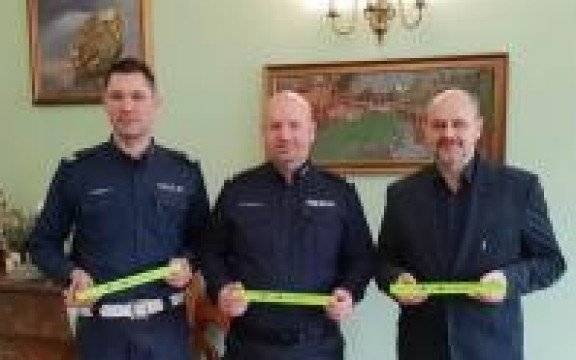 Zator. „Bądź widoczny na drodze – dbamy o Twoje bezpieczeństwo”. Policja i samorząd wspólnie na rzecz bezpieczeństwa mieszkańców.