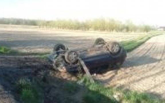 Zator. Policjant jadąc na służbę ratował kierowcę Hondy, która dachowała. Okazało się, że mężczyzna ma 2,3 promila alkoholu.