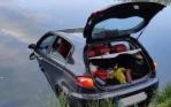 Gmina Brzeszcze. Samochód stoczył się do stawu. O mały włos nie doszło do tragedii.