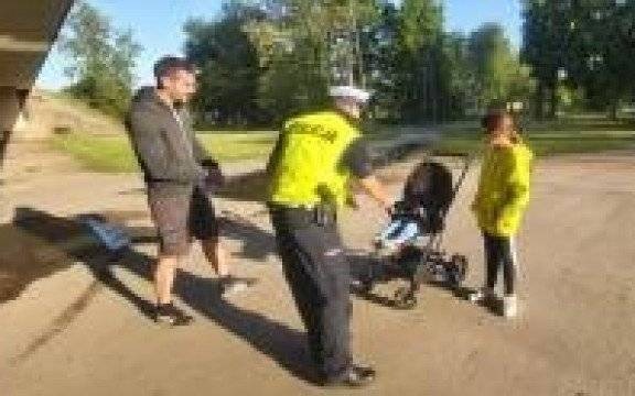 Oświęcim. Na Dzień Dziecka oświęcimscy policjanci wręczali najmłodszym profilaktyczne upominki