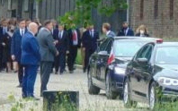 Oświęcim. Policyjne zabezpieczenie 80. Rocznicy pierwszego transportu Polaków do byłego niemieckiego, nazistowskiego obozu koncentracyjnego i zagłady Auschwitz