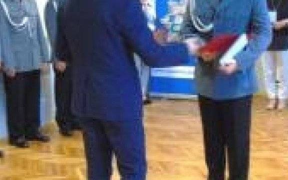 Oświęcim. Aspirant Marcin Kowalcze otrzymał podziękowania od starosty oświęcimskiego za wzorową służbę na rzecz osób pokrzywdzonych przemocą