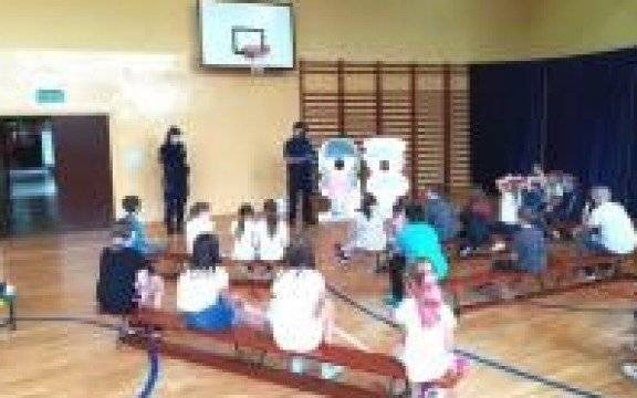 Oświęcim. „Bezpieczne Wakacje”. Profilaktyczne spotkania z policjantami na półkoloniach