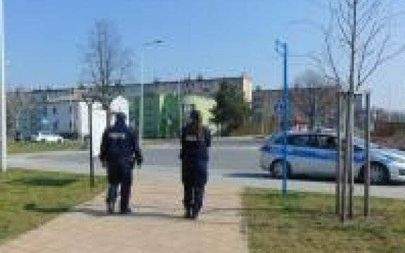 Powiat oświęcimski. Policjanci przypominają i apelują o przestrzeganie obostrzeń wprowadzonych w celu przeciwdziałania rozprzestrzeniania się epidemii