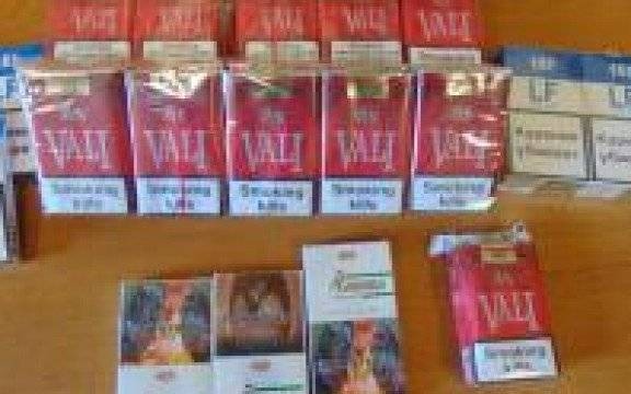 Oświęcim. Policjanci w jednym z punktów handlowych zabezpieczyli nielegalne wyroby tytoniowe. Zatrzymana sklepikarka handlowała nimi „spod lady”.