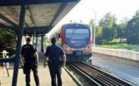 Powiat oświęcimski. Dzielnicowi i funkcjonariusze Służby Ochrony Kolei dbają o bezpieczeństwo, życie i zdrowie pasażerów