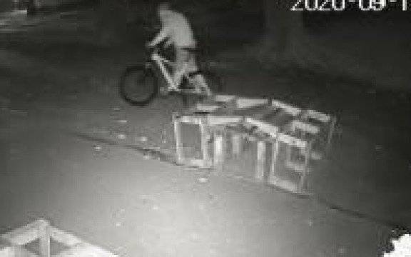 Brzeszcze. Policjanci poszukują sprawcy podpalenia lodziarni. Czy rozpoznajesz go na zdjęciu?