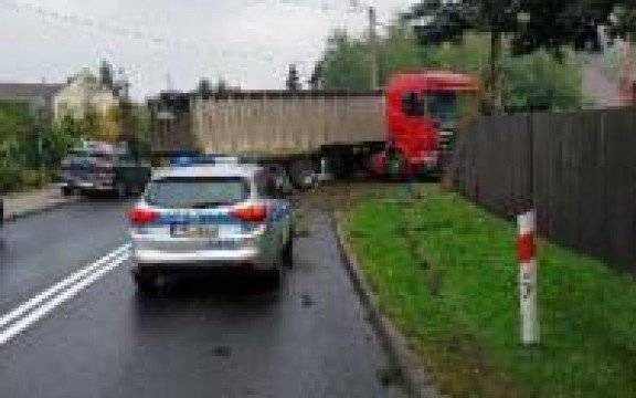 Przeciszów. Kolizja drogowa. Policjanci apelują o dostosowanie prędkości do warunków drogowych.