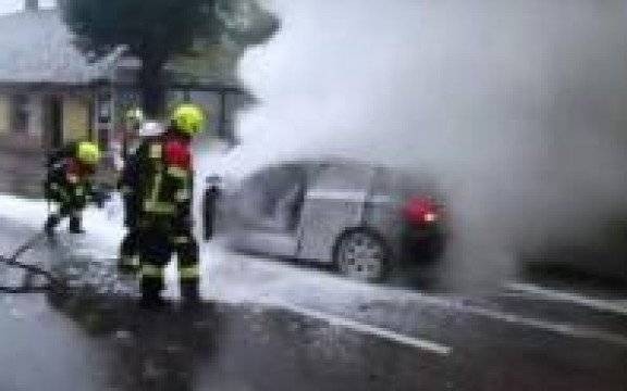 Kęty. W czasie jazdy zapalił się samochód, który prowadziła kobieta, z sądowym zakazem kierowania