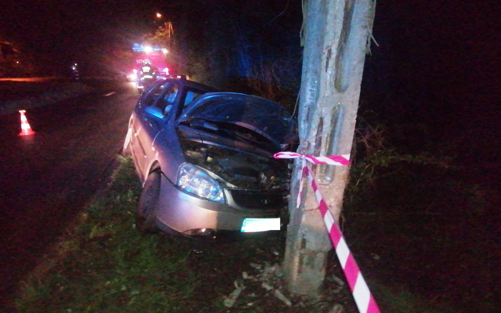 Gmina Oświęcim. Pijany kierowca uderzył w słup energetyczny