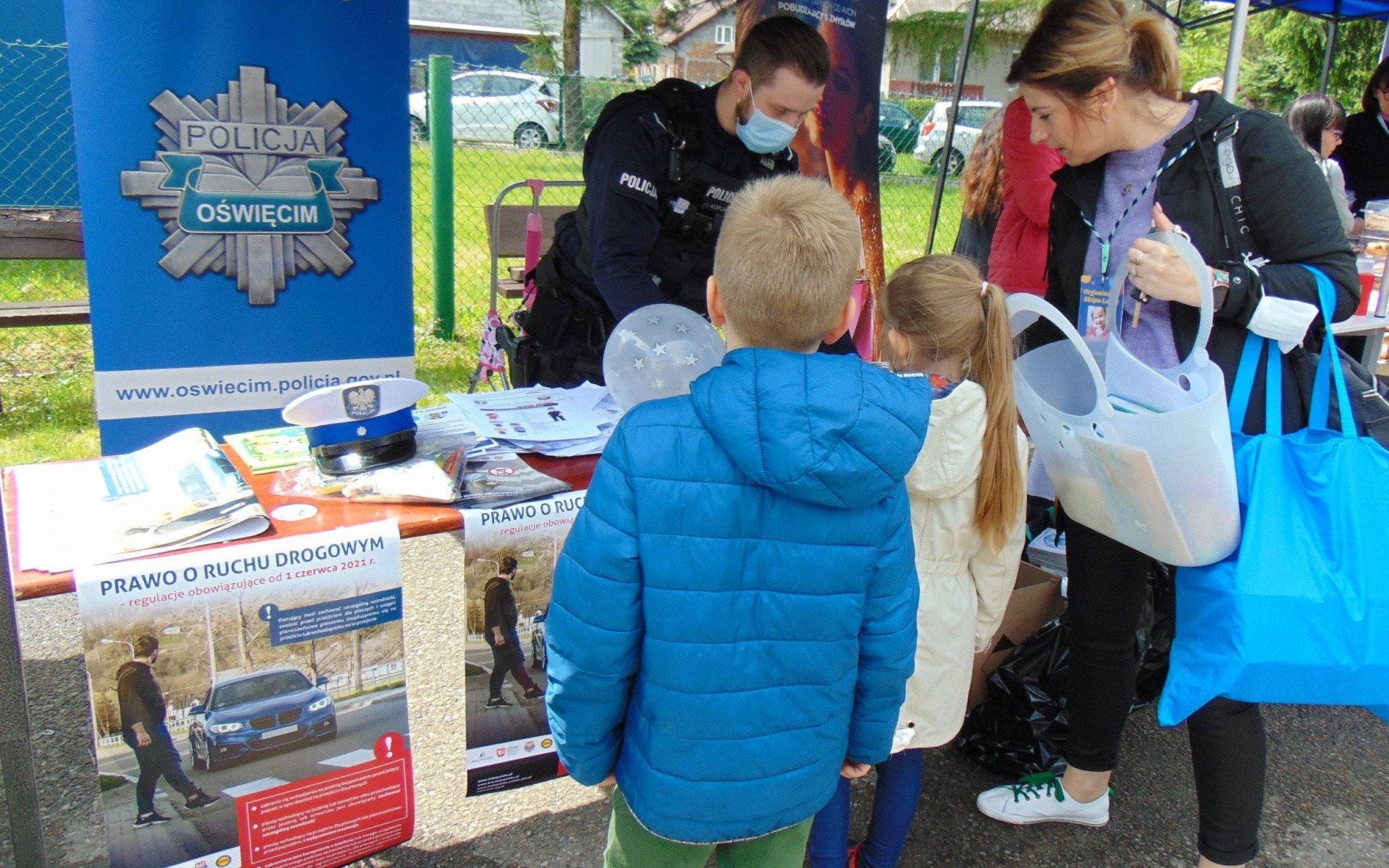Włosienica. Policjanci promowali bezpieczeństwo podczas charytatywnego pikniku na rzecz leczenia chorej Lenki