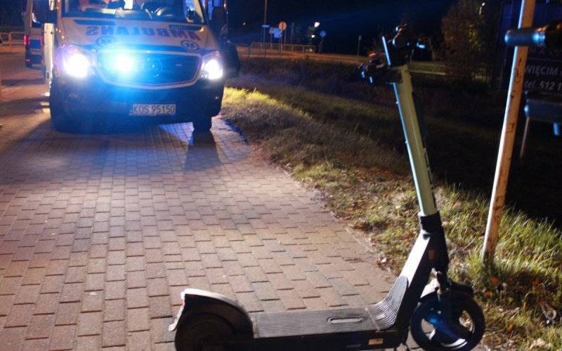 Oświęcim. Pijana jazda na hulajnodze zakończona mocnym uderzeniem w znak drogowy