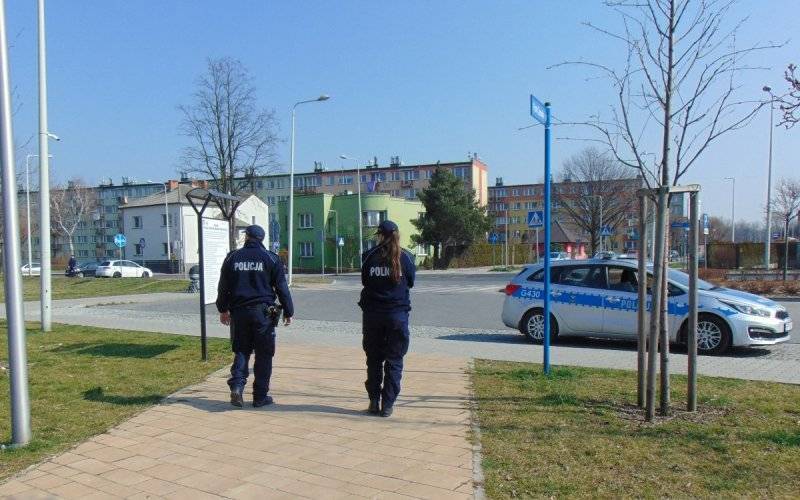 Powiat oświęcimski. Policjanci czuwają nad bezpieczeństwem i apelują o stosowanie się do obostrzeń związanych z przeciwdziałaniem epidemii COVID – 19