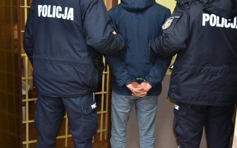 Polanka Wielka. Poszukiwany listem gończym zamknął się na klucz przed policjantami