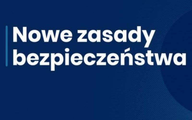 KWP Kraków. Policjanci kontrolują przestrzeganie obostrzeń sanitarnych w środkach komunikacji i obiektach handlowych