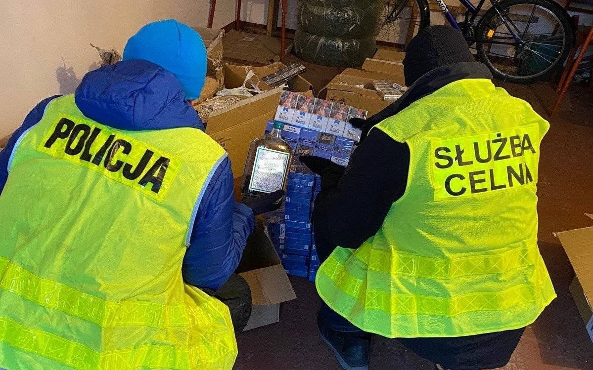 Oświęcim. Policjanci i celnicy zlikwidowali nielegalny biznes alkoholowo – tytoniowy