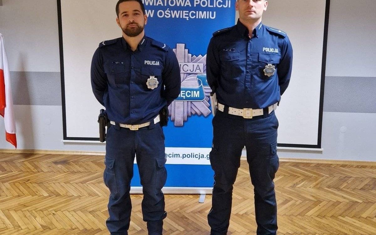 Pomagamy i chronimy. Policjanci z drogówki ugasili pożar elewacji domu i ewakuowali jego właścicielkę