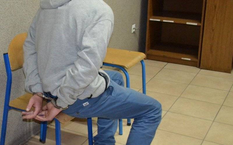 Włosienica. Nietrzeźwy kierowca cofając uszkodził bramę wjazdową