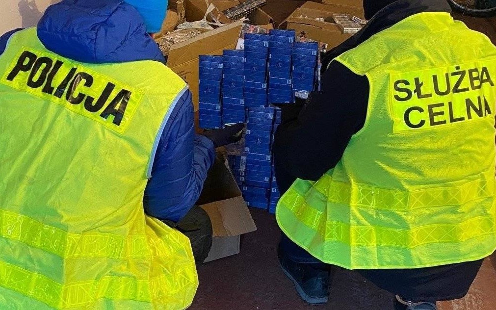 Gmina Brzeszcze. Tytoniowa kontrabanda w mieszkaniu i samochodzie