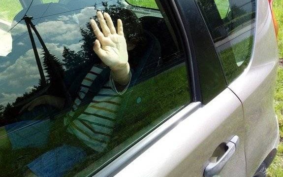 KWP Kraków. Nie zostawiaj dzieci i zwierząt w rozgrzanym samochodzie