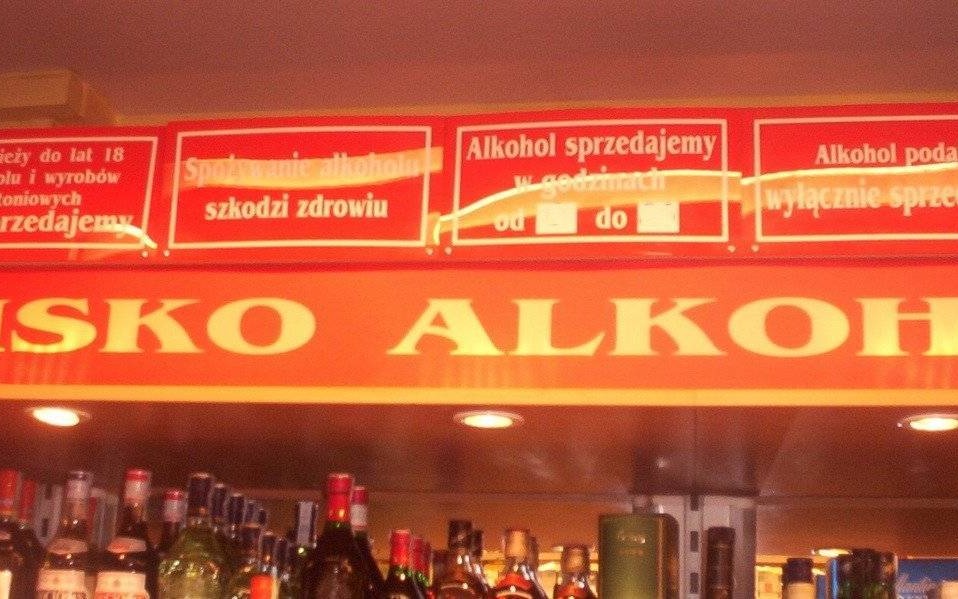 Oświęcim. Ekspedientka podejrzana o sprzedaż alkoholu nieletnim