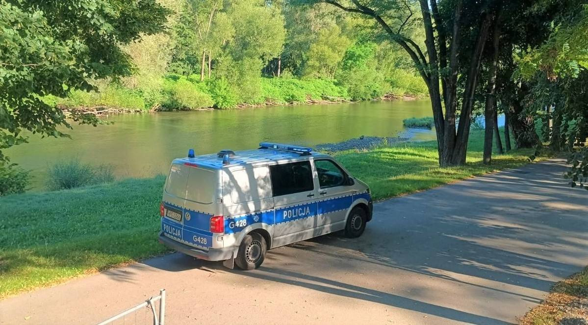 Oświęcim. „Bezpieczne Wakacje” Siedmiolatek sam nad rzeką. Wzorowa reakcja rodziców innych dzieci.