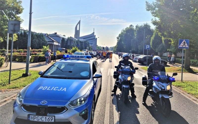 Oświęcimscy policjanci czuwali nad bezpiecznym wymarszem pielgrzymów, zmierzających na Jasną Górę