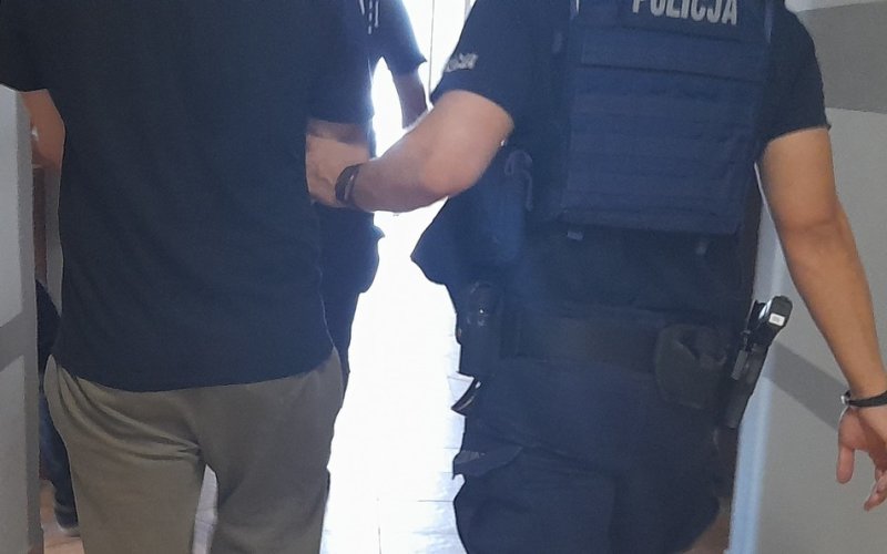 Oświęcim. Dzielnicowi zatrzymali sprawcę kradzieży rozbójniczej